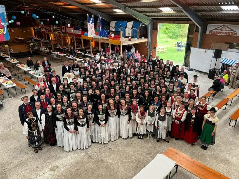 Trachtenträger beim 75-jährigen Jubiläum der Utersumer Trachtengruppe auf Föhr