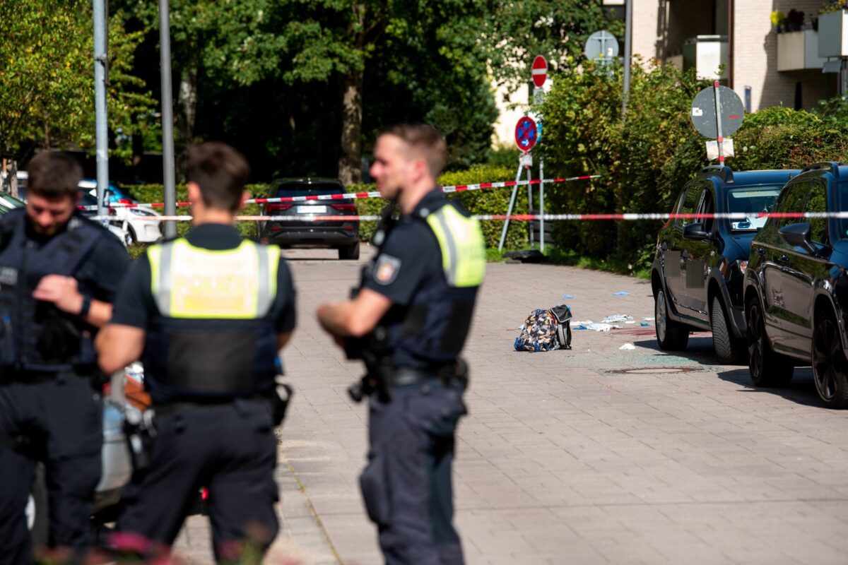 Polizeikräfte sperrten den Tatort ab.