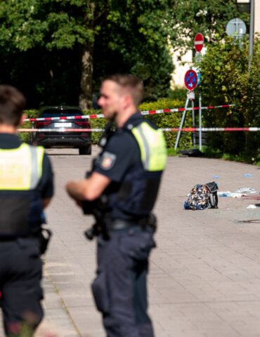 Polizeikräfte sperrten den Tatort ab.