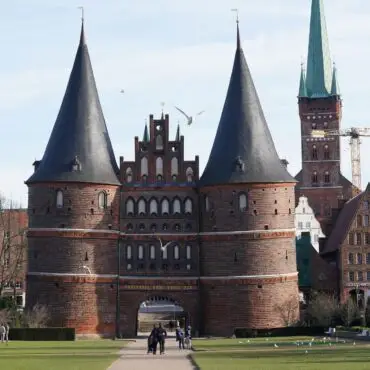 Die Stadt Lübeck klagt gegen den Planfeststellungsbeschluss des Eisenbahn-Bundesamts zur Hinterlandanbindung der Festen Fehmarnbeltquerung. (Archivbild)
