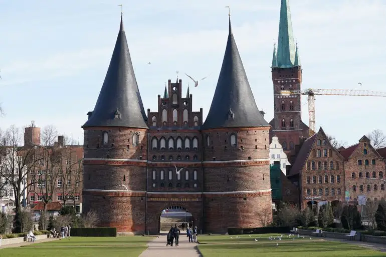 Die Stadt Lübeck klagt gegen den Planfeststellungsbeschluss des Eisenbahn-Bundesamts zur Hinterlandanbindung der Festen Fehmarnbeltquerung. (Archivbild)