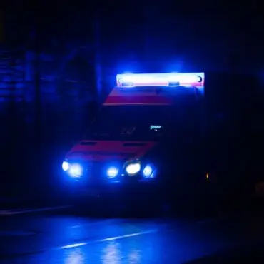 Die 23-Jährige wurde mit lebensgefährlichen Verletzungen in ein Krankenhaus gebracht. (Symbolbild)