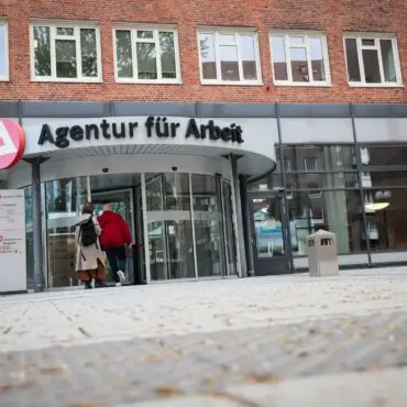 Die Zahl der Arbeitslosen in Hamburg ist gefallen. (Archivbild)