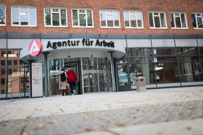 Die Zahl der Arbeitslosen in Hamburg ist gefallen. (Archivbild)