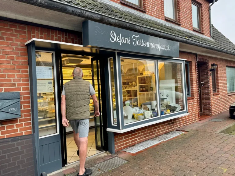 Stefan Füchsel bei der Arbeit in der Backstube von Stefans Tortenmanufaktur in Utersum auf Föhr