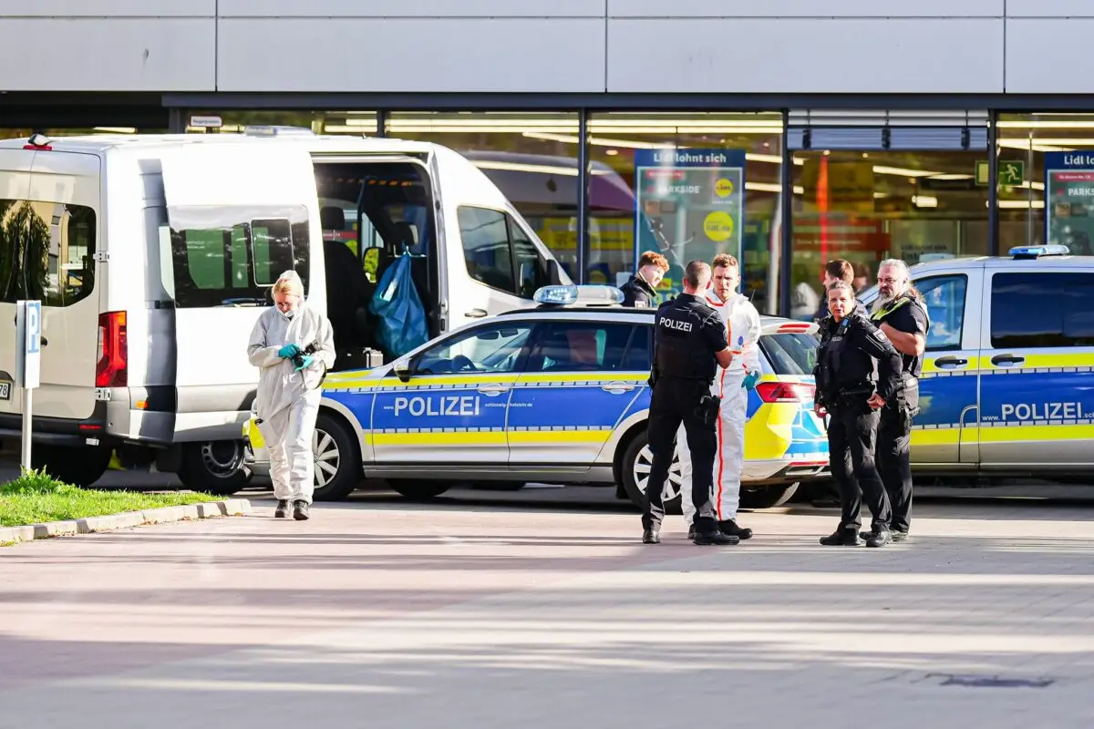 Die Polizei am Tag des Tötungsdeliktes vor dem Supermarkt in Ratzeburg, in dem eine Frau getötet wurde.