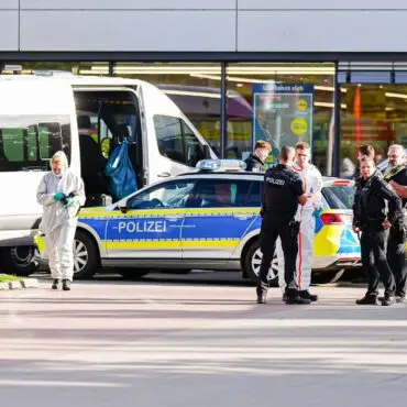 Die Polizei am Tag des Tötungsdeliktes vor dem Supermarkt in Ratzeburg, in dem eine Frau getötet wurde.