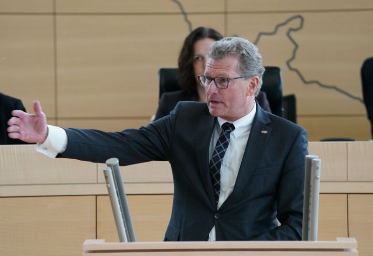 Der FDP-Abgeordnete Bernd Buchholz betrachtet die Zahlen mit Sorge. (Archivbild)