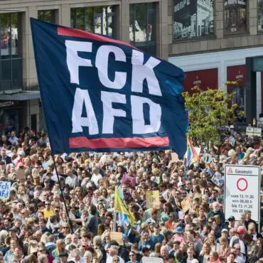 Die Veranstalter sprechen von 25.000 Teilnehmerinnen und Teilnehmern an der Demonstration gegen Rechtsextremismus.