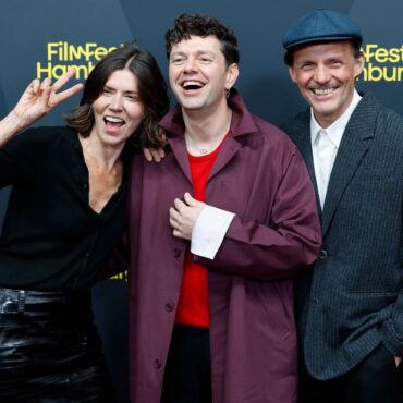 Die Regisseurin Malgorzata Szumowska (l), der Schauspieler Christian Friedel (m) und der Regisseur Michal Englert (r) bei der Eröffnung des 34. Filmfestes Hamburg.