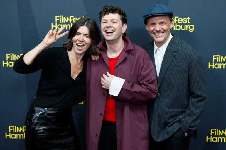 Die Regisseurin Malgorzata Szumowska (l), der Schauspieler Christian Friedel (m) und der Regisseur Michal Englert (r) bei der Eröffnung des 34. Filmfestes Hamburg.
