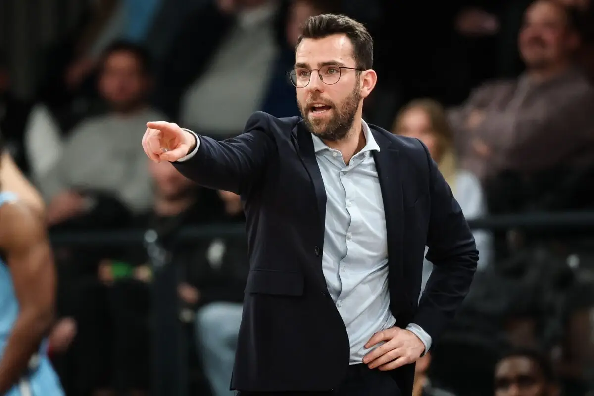 Hamburgs Trainer Benka Barloschky gestikuliert am Spielfeldrand.