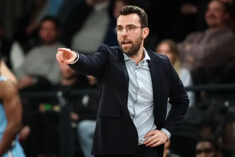 Hamburgs Trainer Benka Barloschky gestikuliert am Spielfeldrand.