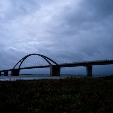 Seit 2020 wird das Bauwerk, welches Fehmarn und das deutsche Festland verbindet, saniert. (Archivbild)