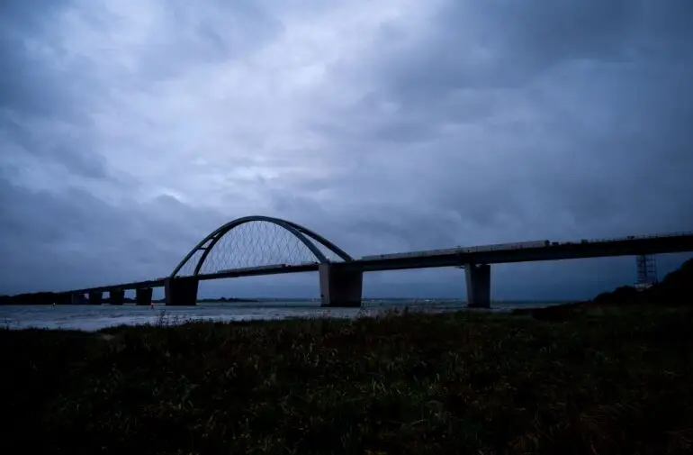 Seit 2020 wird das Bauwerk, welches Fehmarn und das deutsche Festland verbindet, saniert. (Archivbild)