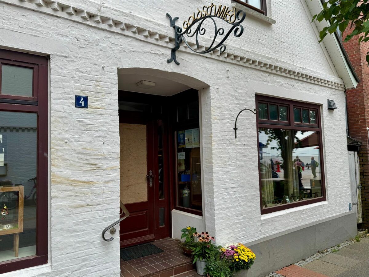 Juweliergeschäft in der Mittelstraße in Wyk auf Föhr nach einem nächtlichen Blitzeinbruch