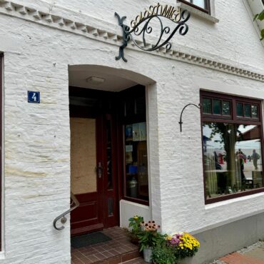Juweliergeschäft in der Mittelstraße in Wyk auf Föhr nach einem nächtlichen Blitzeinbruch