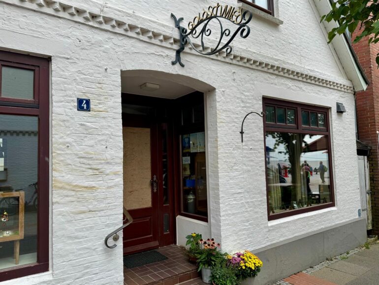 Juweliergeschäft in der Mittelstraße in Wyk auf Föhr nach einem nächtlichen Blitzeinbruch