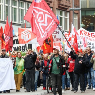 Tausende Teilnehmer bei DGB-Kundgebung auf dem Hamburger Rathausmarkt.
