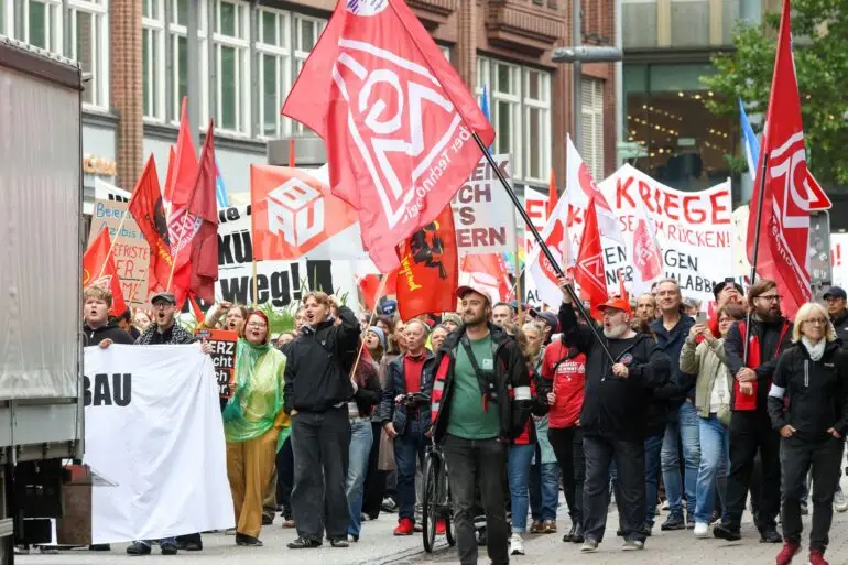Tausende Teilnehmer bei DGB-Kundgebung auf dem Hamburger Rathausmarkt.