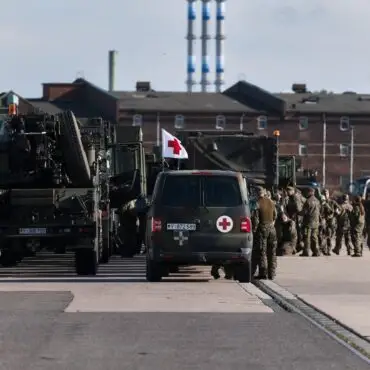 Rund 70 Bundeswehrfahrzeuge rollten im vergangenen Jahr in einem etwa 3,5 Kilometer langen Konvoi mehrere Stunden durch Hamburg. (Archivbild)