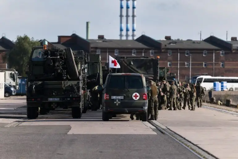 Rund 70 Bundeswehrfahrzeuge rollten im vergangenen Jahr in einem etwa 3,5 Kilometer langen Konvoi mehrere Stunden durch Hamburg. (Archivbild)