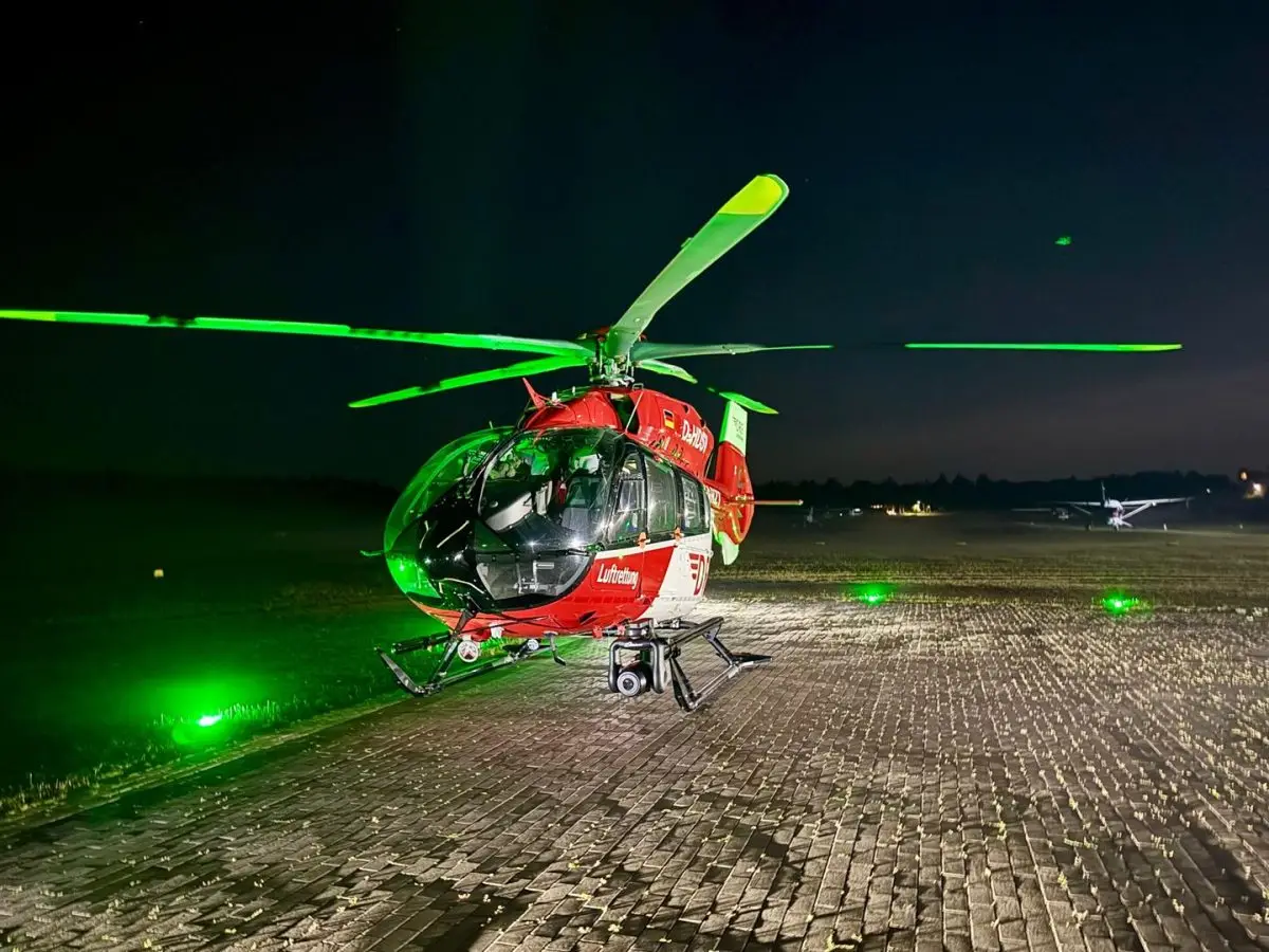 Rettungshubschrauber Christoph 42 der DRF Luftrettung bei Nacht