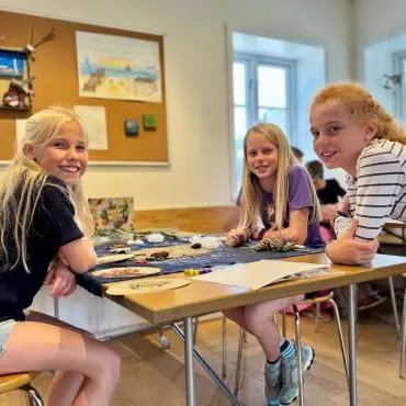 Kinder testen beim Finale des Deutschen Spielzeugpreises 2026 in Alkersum auf Föhr verschiedene Spielzeuge