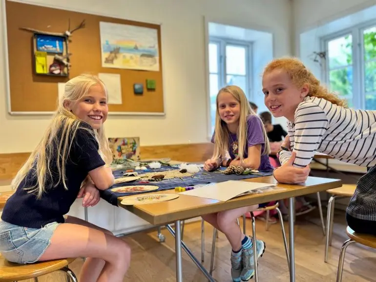 Kinder testen beim Finale des Deutschen Spielzeugpreises 2026 in Alkersum auf Föhr verschiedene Spielzeuge