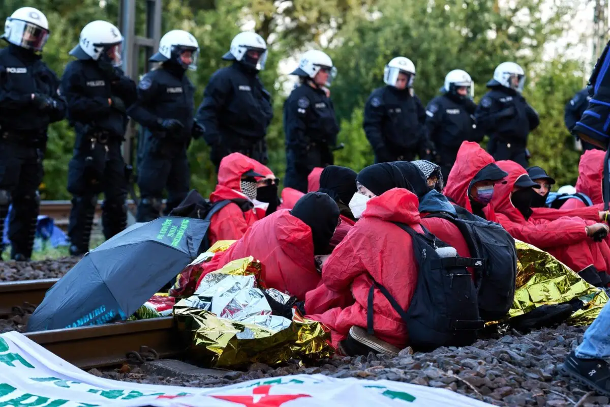 Die Aktivisten blockieren Gleise.