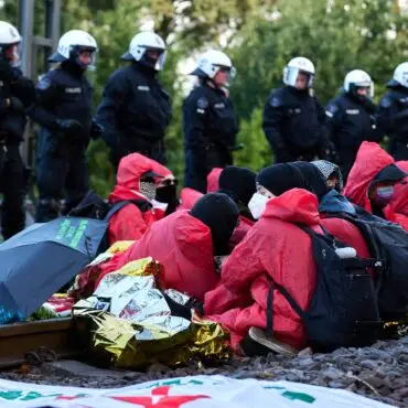 Die Aktivisten blockieren Gleise.