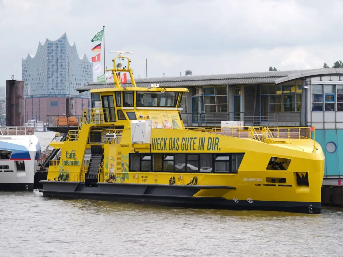 Die Hybridfähre «Grasbrook» der Hadag verkehrt im Hafen. (Archivbild)