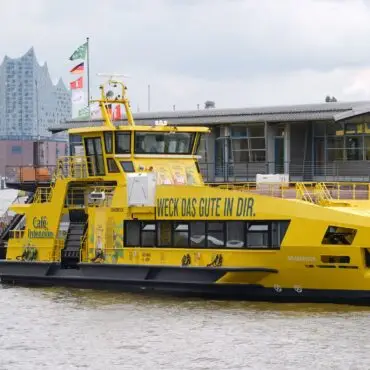 Die Hybridfähre «Grasbrook» der Hadag verkehrt im Hafen. (Archivbild)