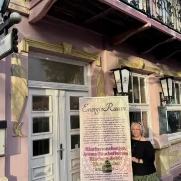 Corinna Weber in ihrem neuen EnergieRaum Föhr in Wyk auf Föhr