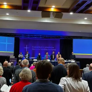 Das Präsidium der Synode der Nordkirche steht auf dem Podium. Zuvor hatten die Synodalen über eine neue Leitungsstruktur der Nordkirche abgestimmt.