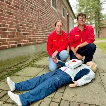 Praktische Wiederbelebungsübung mit der DLRG Föhr an einer Reanimationspuppe