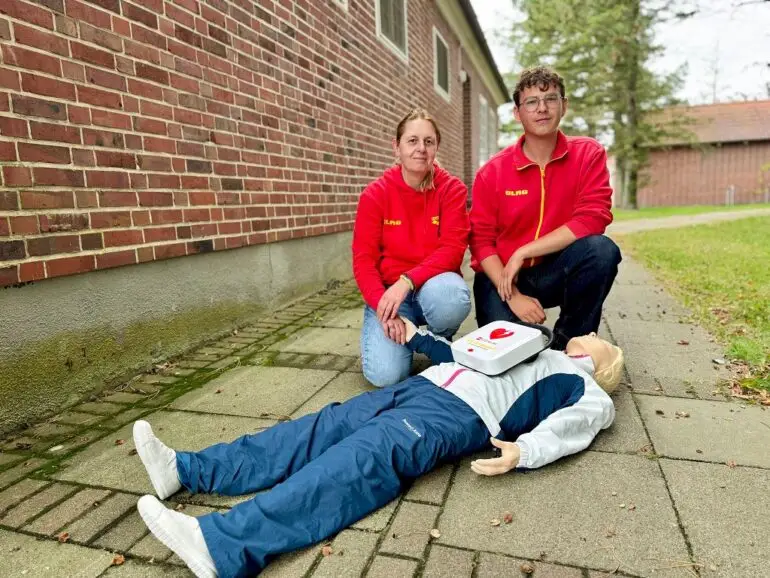 Praktische Wiederbelebungsübung mit der DLRG Föhr an einer Reanimationspuppe