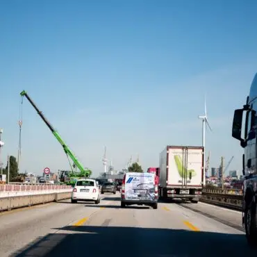 Für die Erweiterung der A7 südlich des Elbtunnels wurde zwei neue Fahrspuren zwischen die bestehenden Richtungsfahrbahnen eingebaut. (Archivbild)