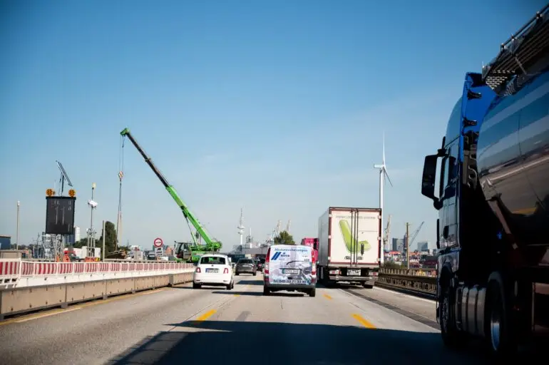 Für die Erweiterung der A7 südlich des Elbtunnels wurde zwei neue Fahrspuren zwischen die bestehenden Richtungsfahrbahnen eingebaut. (Archivbild)