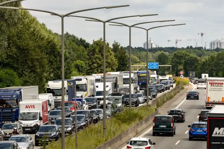 Die Sperrung der A7 um den Elbtunnel sorgt am Wochenende für Verkehrseinschränkungen rund um Hamburg. (Archivbild)