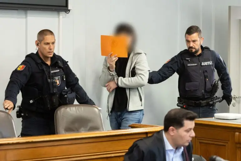 Ein 23-Jähriger muss sich wegen Verdacht des Totschlags vor dem Kieler Landgericht verantworten.