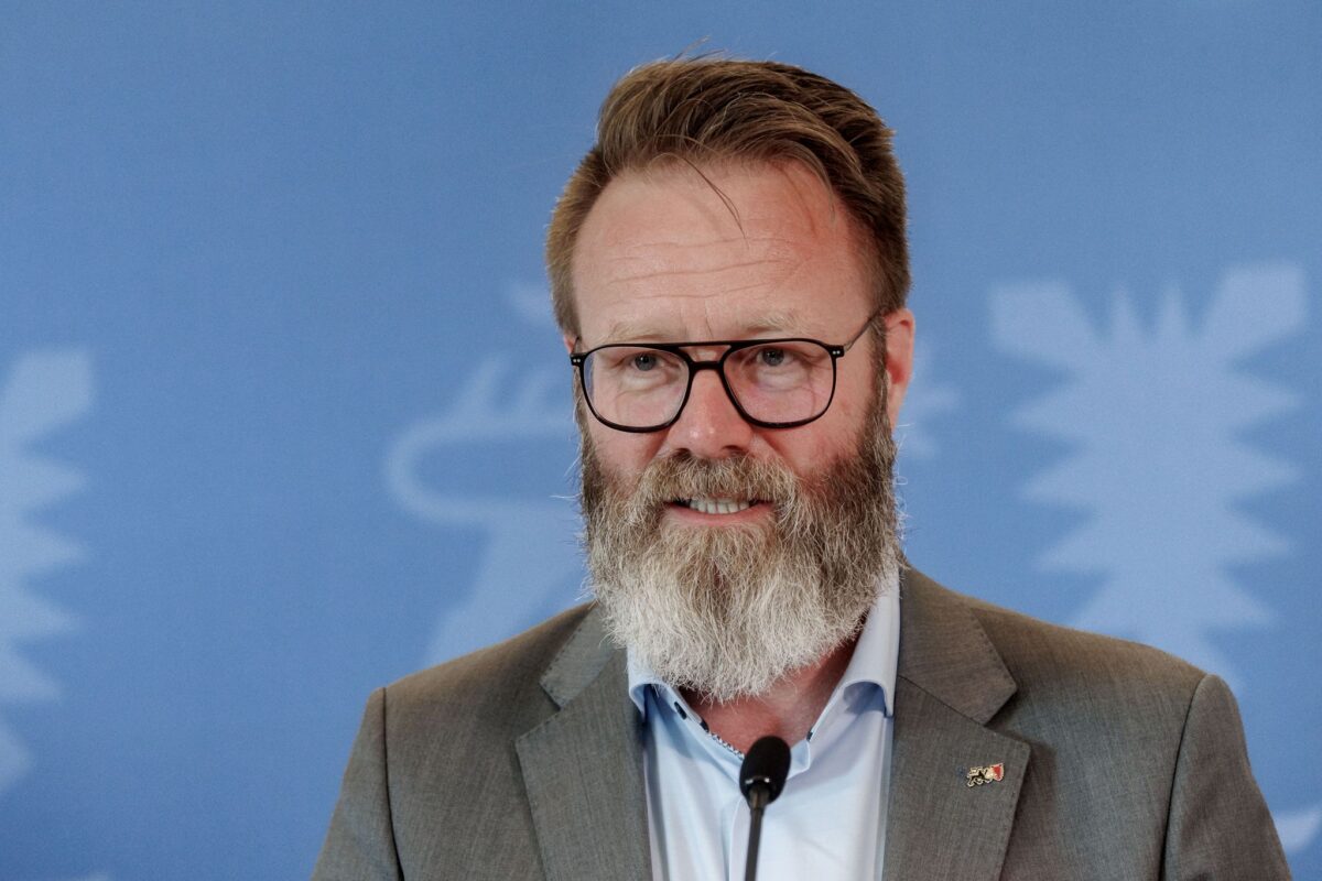 Schleswig-Holsteins Verkehrsminister Claus Ruhe Madsen (CDU) will die 12-Uhr-Tankregel kippen. (Archivbild)
