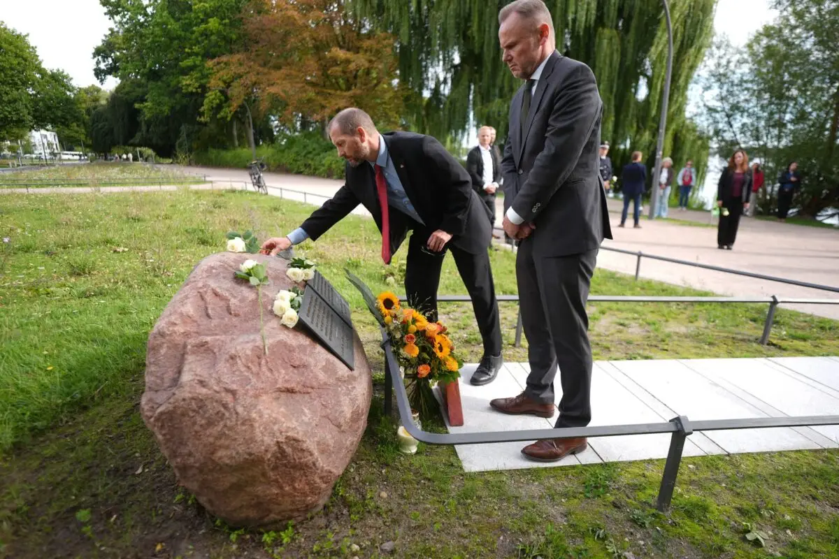 Innensenator Andy Grote und US-Generalkonsul Scott Woodard legen Blumen an einem Gedenkstein für die Opfer des 11. September 2001 nieder.