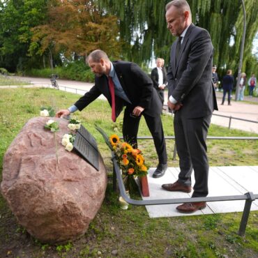 Innensenator Andy Grote und US-Generalkonsul Scott Woodard legen Blumen an einem Gedenkstein für die Opfer des 11. September 2001 nieder.