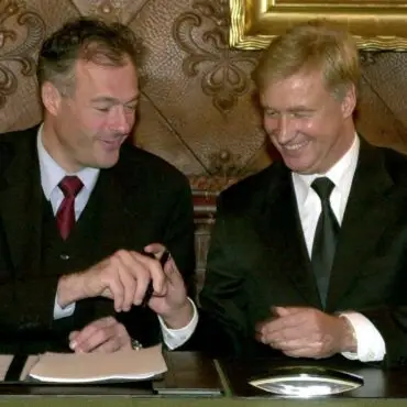 Vor 25 Jahren kam mit Ronald Schill (l) erstmals seit dem Zweiten Weltkrieg ein Rechtspopulist in eine Landesregierung. Rechts: Ole von Beust.