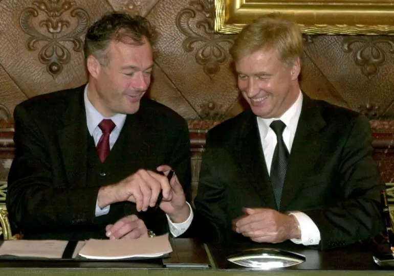 Vor 25 Jahren kam mit Ronald Schill (l) erstmals seit dem Zweiten Weltkrieg ein Rechtspopulist in eine Landesregierung. Rechts: Ole von Beust.