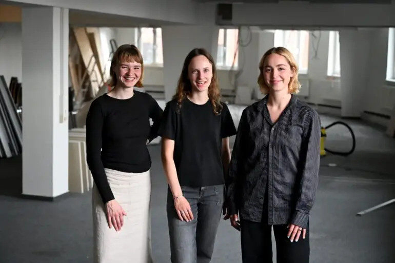 Leona (l-r), Juli und Emma lernten sich im Studium kennen.