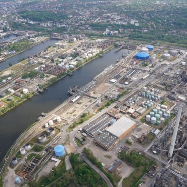 Blick auf die Öltanks und die Holborn Europa Raffinerie GmbH im Hamburger Hafen. (Archivbild)