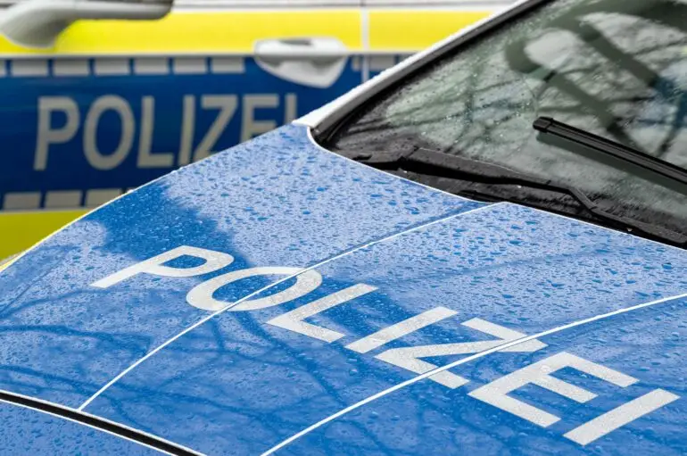 Die Polizei sicherte die Unfallstelle zunächst weiträumig. (Symbolbild)