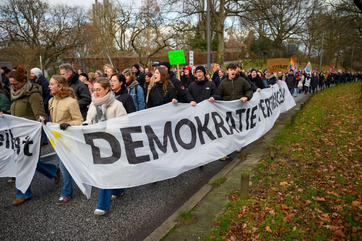Am Samstag wird unter anderem in Hamburg für Demokratie und gegen rechte Gewalt demonstriert. (Symbolbild)